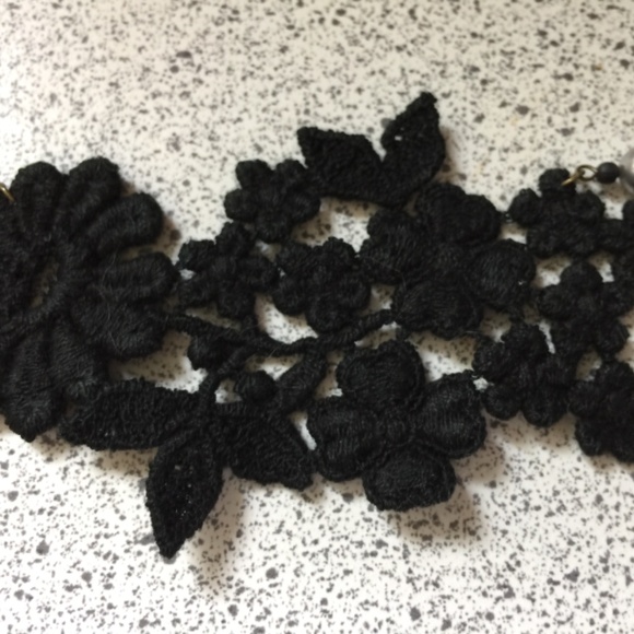 Choker with lace pendant - Picture 2 of 4